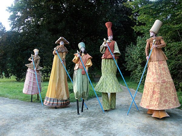 Cinzia Fossati | costumes | die Zeitreisende | die Stelzer | Stiltwalkers