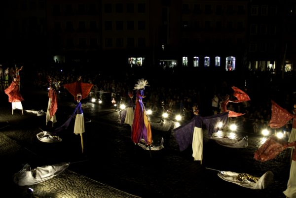 Cinzia Fossati | costumes | Licca Line | die Stelzer | Stiltwalkers