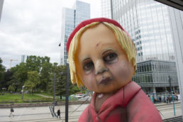 giant inflatable puppet | Cinzia Fossati | costumes | das Mädchen mit den Schwefelhölzern | director Benedikt von Peter | Oper Frankfurt