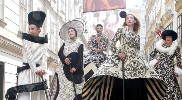 Cinzia Fossati | costumes | Haute couture on stilts | die Stelzer | Stiltwalkers