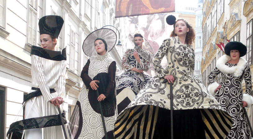 Cinzia Fossati | costumes | Haute couture on stilts | die Stelzer | Stiltwalkers