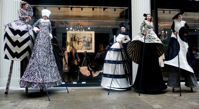 Cinzia Fossati | costumes | Haute couture on stilts | die Stelzer | Stiltwalkers