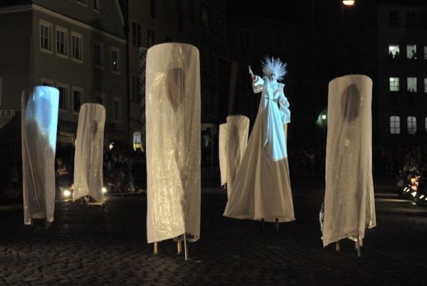 Cinzia Fossati | costumes | Licca Line | die Stelzer | Stiltwalkers