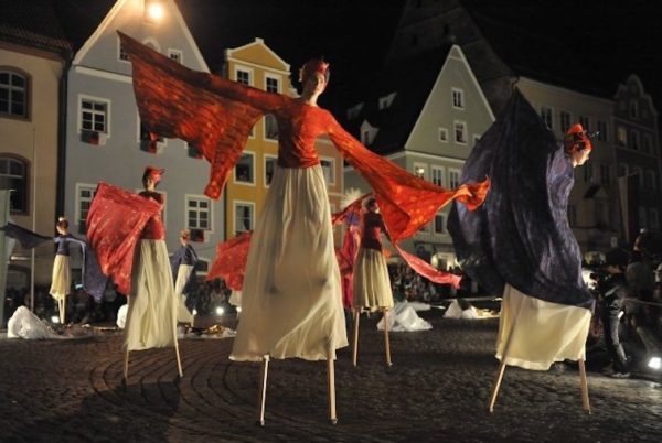 Cinzia Fossati | costumes | Licca Line | die Stelzer | Stiltwalkers