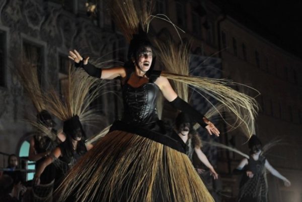 Cinzia Fossati | costumes | Licca Line | die Stelzer | Stiltwalkers