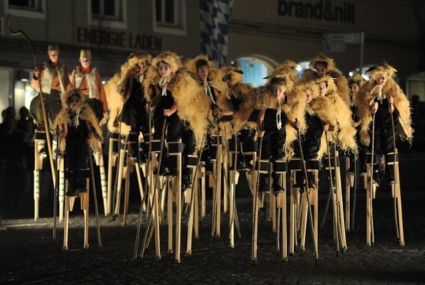 Cinzia Fossati | costumes | Licca Line | die Stelzer | Stiltwalkers