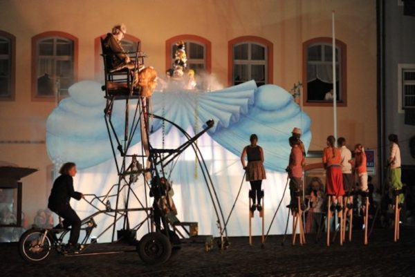 Cinzia Fossati | costumes | Licca Line | die Stelzer | Stiltwalkers