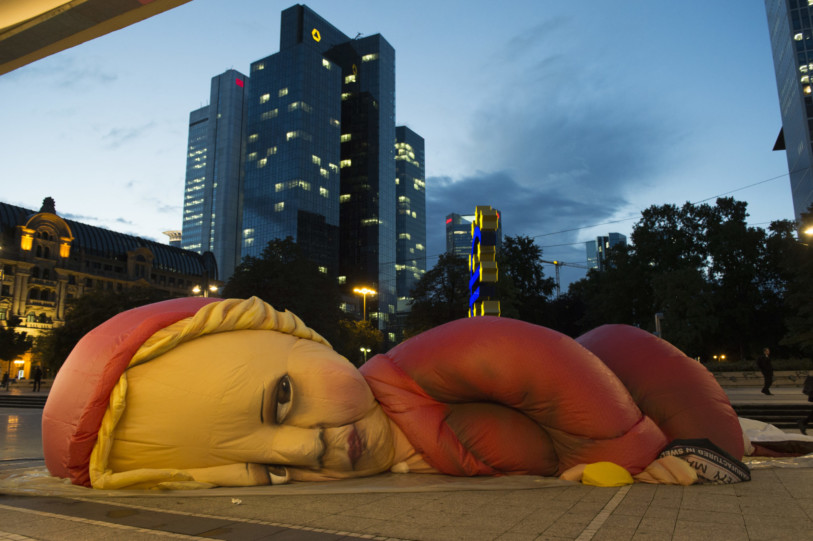 giant inflatable puppet | Cinzia Fossati | costumes | das Mädchen mit den Schwefelhölzern | director Benedikt von Peter | Oper Frankfurt