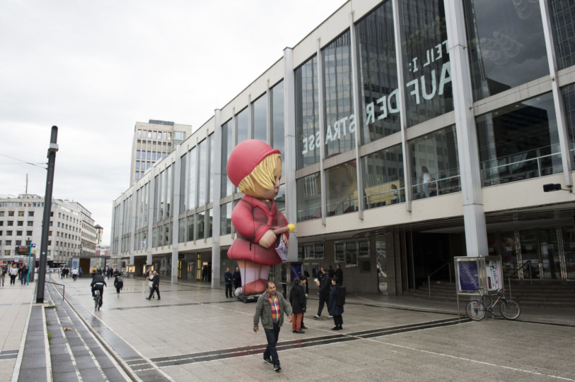 giant inflatable puppet | Cinzia Fossati | costumes | das Mädchen mit den Schwefelhölzern | director Benedikt von Peter | Oper Frankfurt